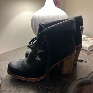 Ugg Calynda heeled booties. Size 7